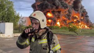 Sebastopol (Crimea), 29/04/2023.- Un bombero, desplegado por el fuego en un depósito de combustible.