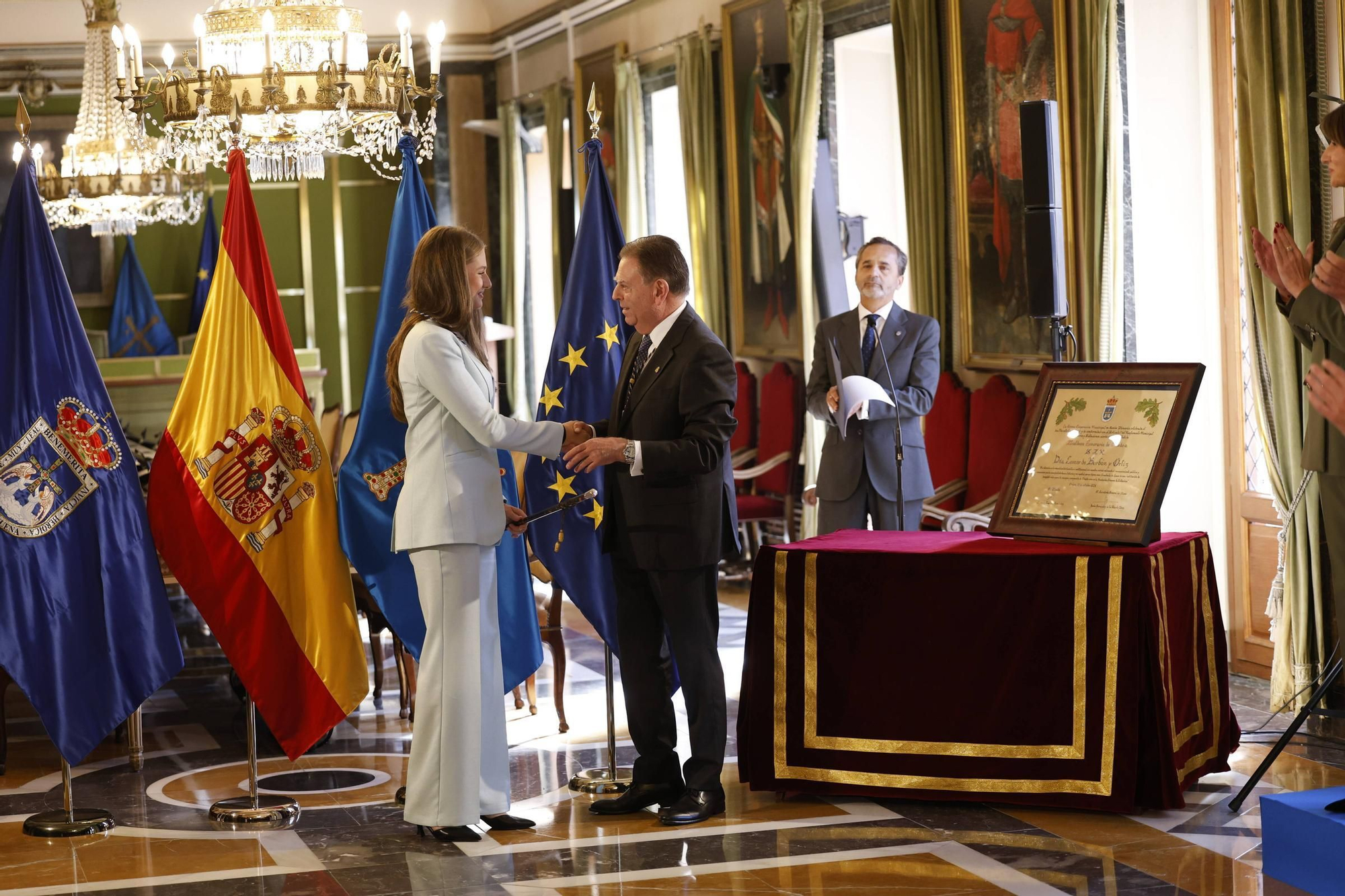 La Princesa Leonor recibe el título de Alcaldesa Honoraria de Oviedo en salón del plenos del Ayuntamiento. 