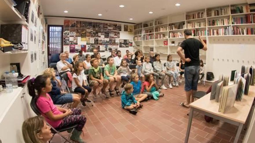 Nens i nenes participen a l&#039;activitat «Contes de guerra i pau», a càrrec de Tramoia Cultura.