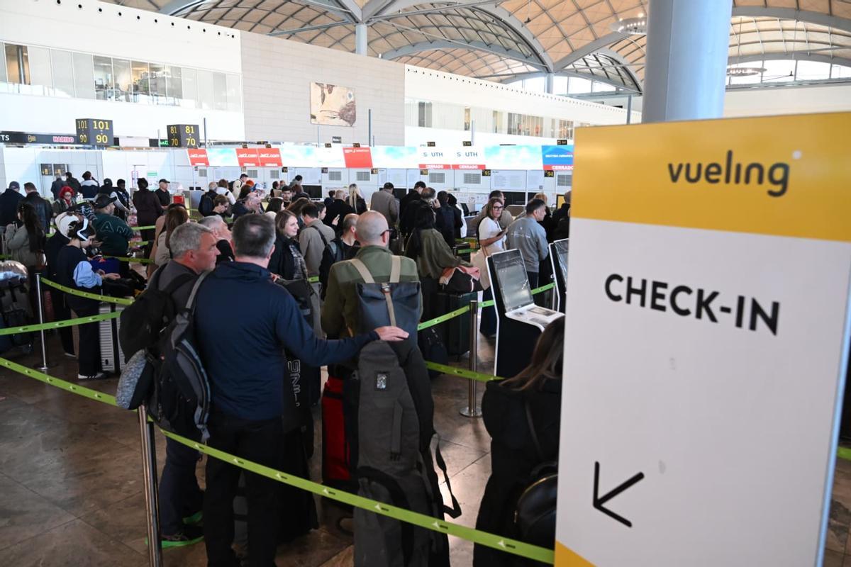 Pasajeros esperando su turno para realizar el check in.