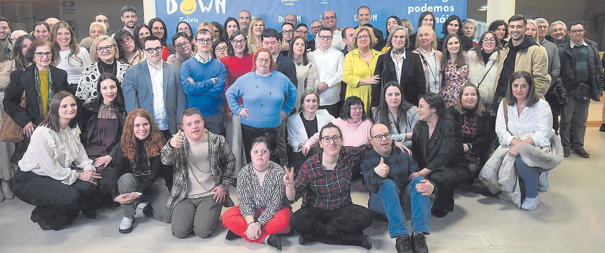 Fotografía de familia de integrantes de Down Coruña, ayer, en el acto conmemorativo del 25º, aniversario de la asociación, en el Paraninfo del Rectorado de la UDC.