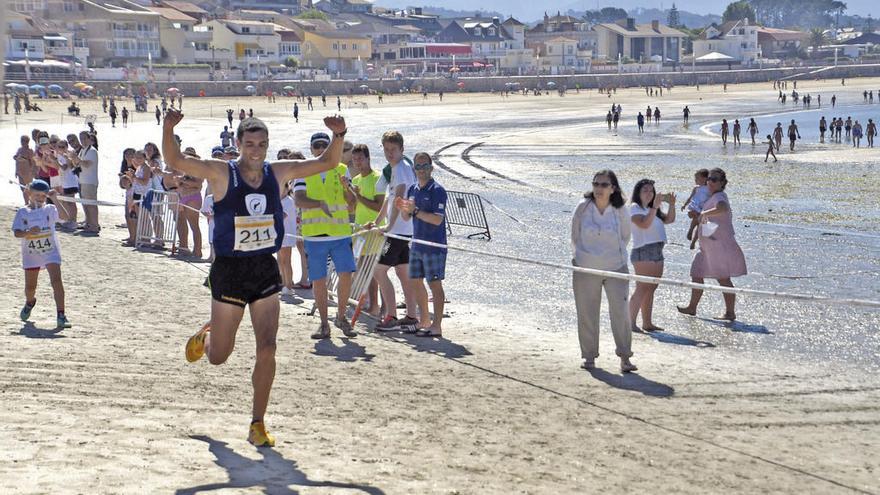 Iván Docampo festeja su triunfo en la meta de Playa América.