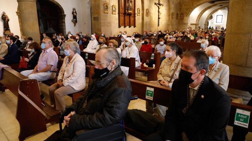 Asistentes a la misa del Corpus, ayer en San Nicolás. | Mara Villamuza