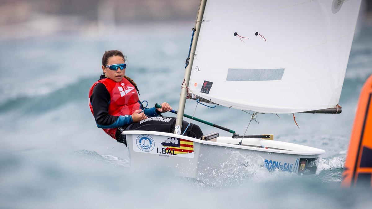 Laia Serena Mattos navega durante la segunda jornada del Campeonato de España