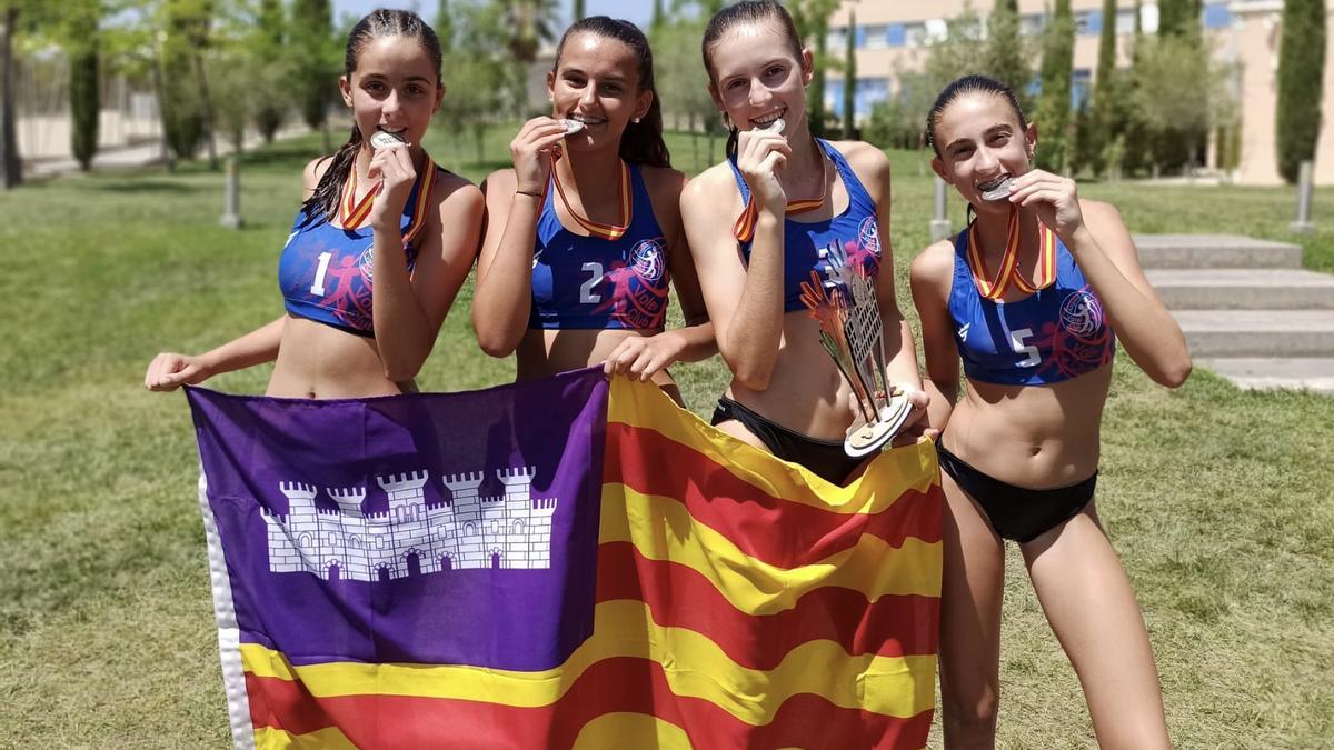 Las jugadoras del Algaida posan con la medalla de plata y la bandera de Balears.