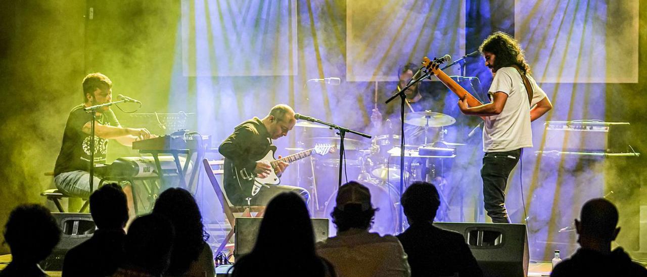 X. Núñez (teclados), R. Abad (guitarra), C. Rey (batería) y D. Santos (bajo), en directo.   | // ZACARÍAS ABAD