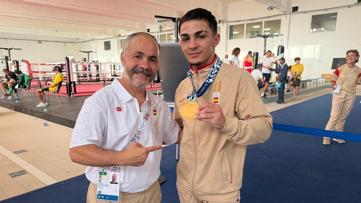 Rafa Lozano Jr., a la derecha, junto a su padre y seleccionador, Rafa Lozano Sr., con la medalla de oro conquistada en los Juegos del Mediterráneo.
