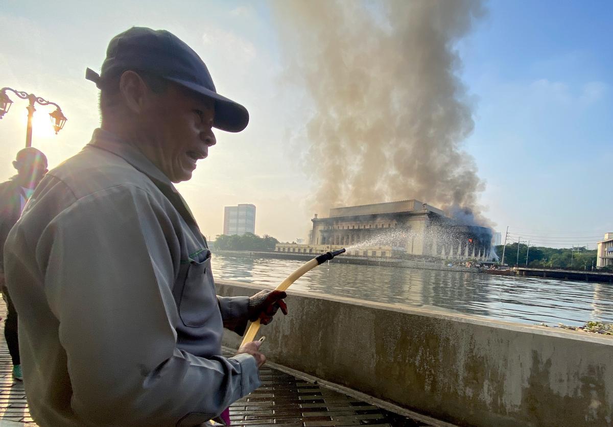 Espectacular incencio en la histórica oficina de Correos de Manila