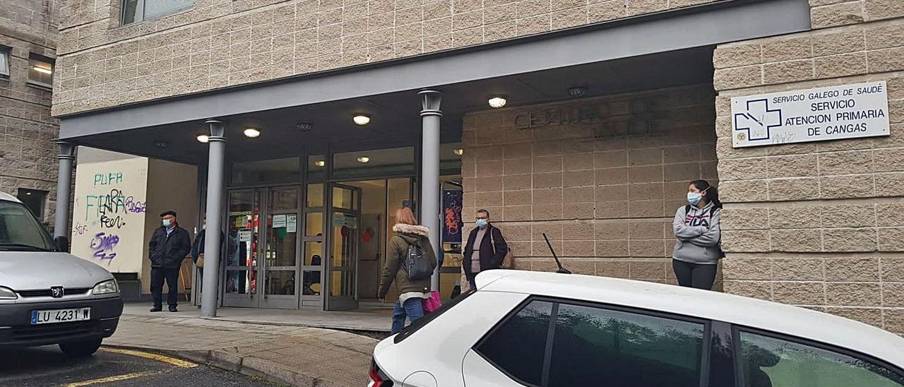 Pacientes esperan en el centro de salud de Cangas en plena campaña contra la gripe.   | // S.A.