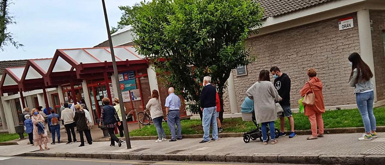 Colas de usuarios en el centro de salud de Perchera, en Gijón.