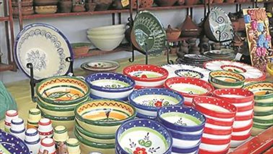 Mercado de artesanía en la plaza y cantacalle navideño