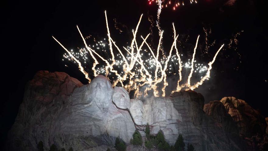 Fuegos artificiales en el Monte Rushmore por el Día de la Independencia