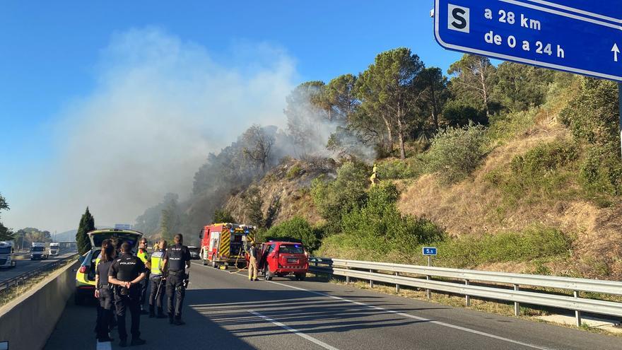 Un cotxe que circulava per l&#039;AP-7 a l&#039;altura d&#039;Agullana s&#039;encén en flames, sense ferits