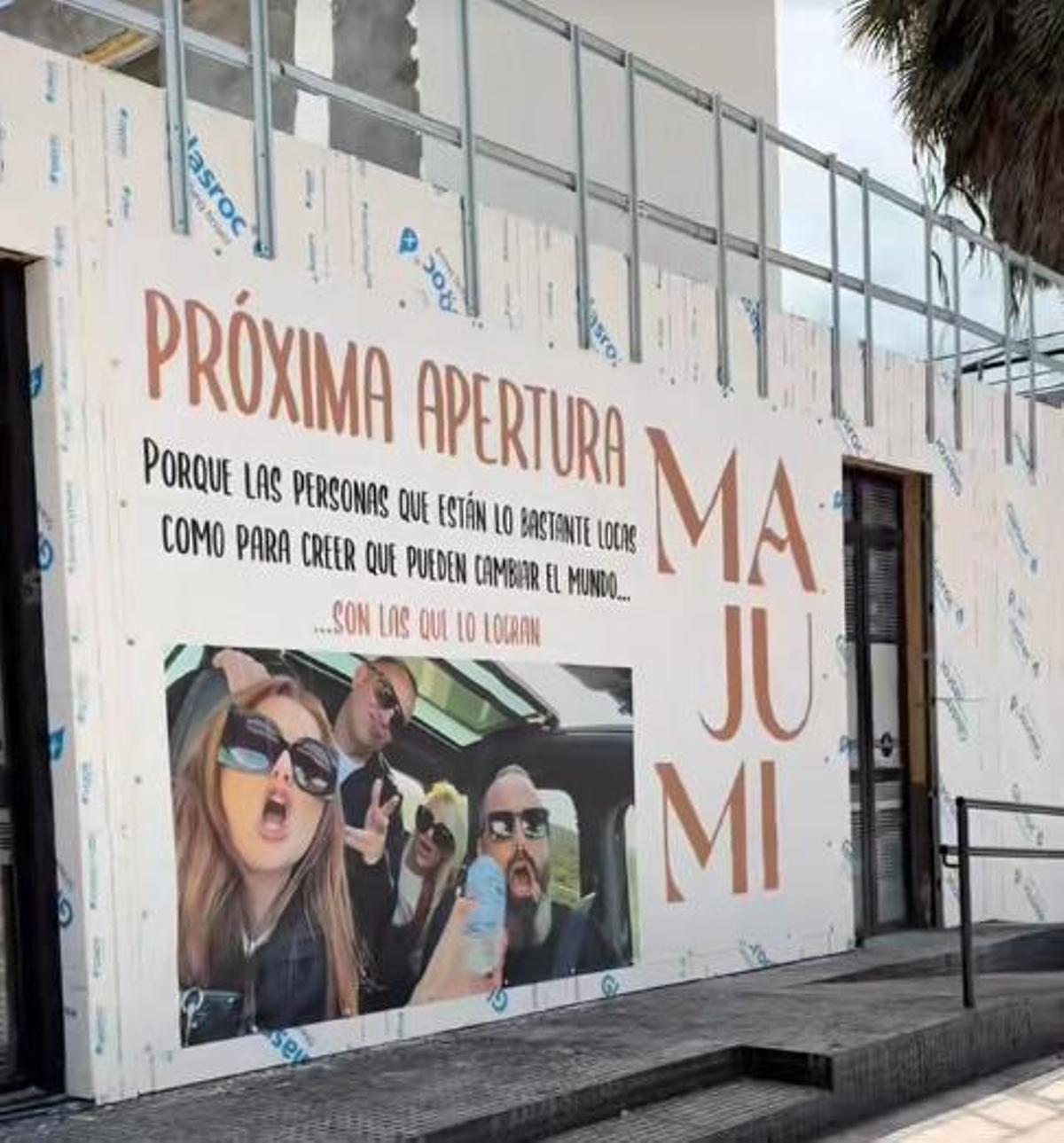 Cartel anunciador de la próxima apertura del chiringuito.