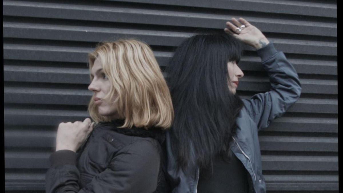 Samantha Hudson y Pat Escoín, de Los Romeos, en una imagen promocional de la nueva versión de la canción 'Muérdeme'.