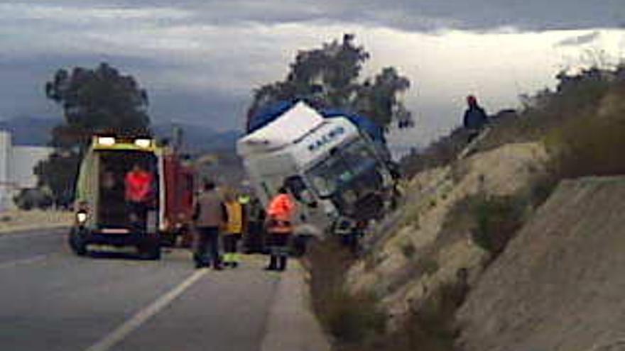 La colisión entre un coche y un camión deja un muerto y un herido en Archena
