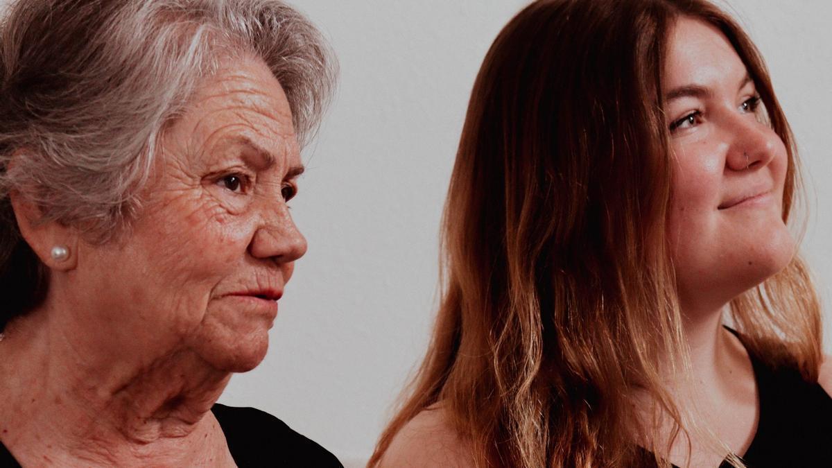 Hortensia (dcha) y Ana, del programa de acompañamiento a mayores de Solidarios en Sevilla.