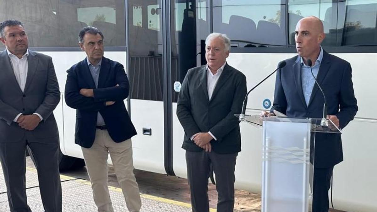 David Sánchez Fraile, junto al consejero Octavio López, en un acto de inauguración de nuevas líneas del nuevo mapa concesional autonómico.