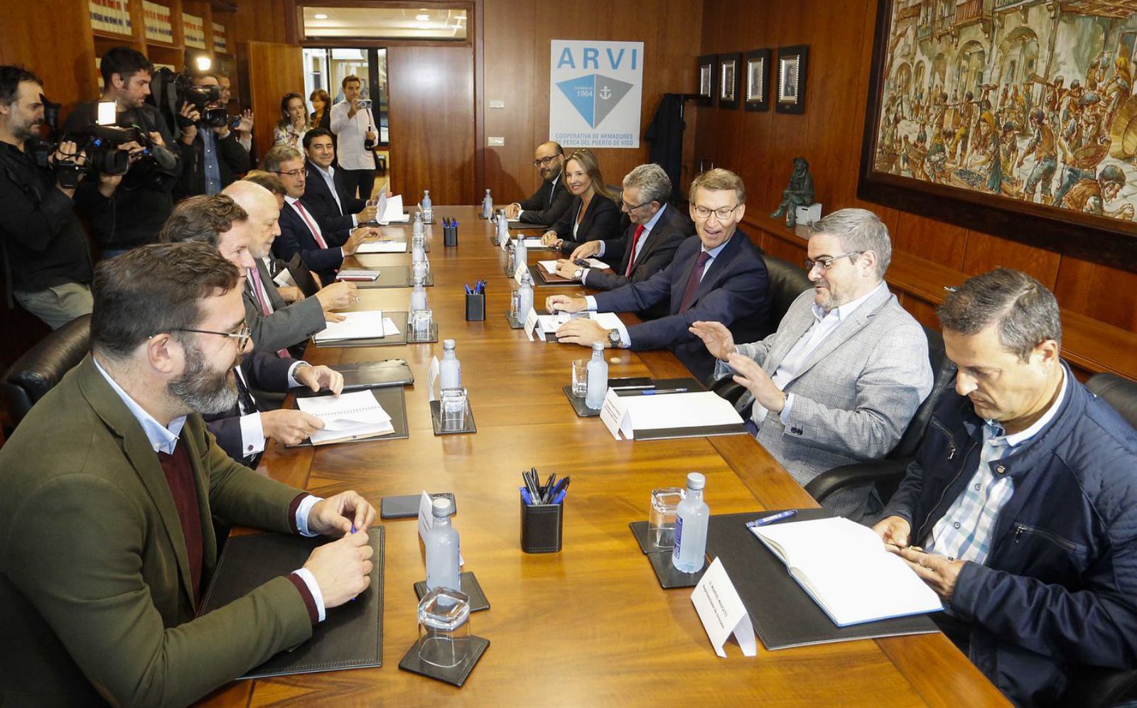 Núñez Feijóo, ayer reunido con representantes de ARVI, Cepesca y la consellería do Mar. |   // EP