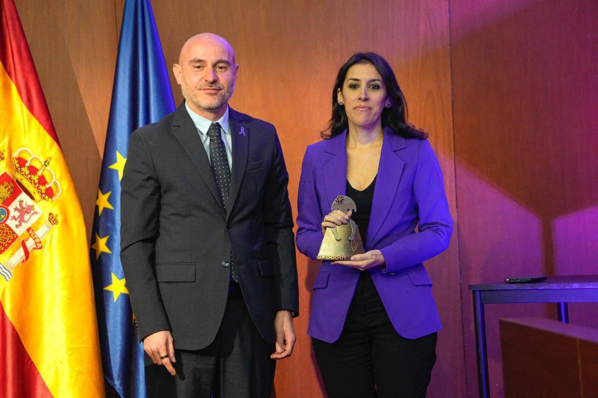 La premiada amb la Menina de Catalunya i el delegat del Govern