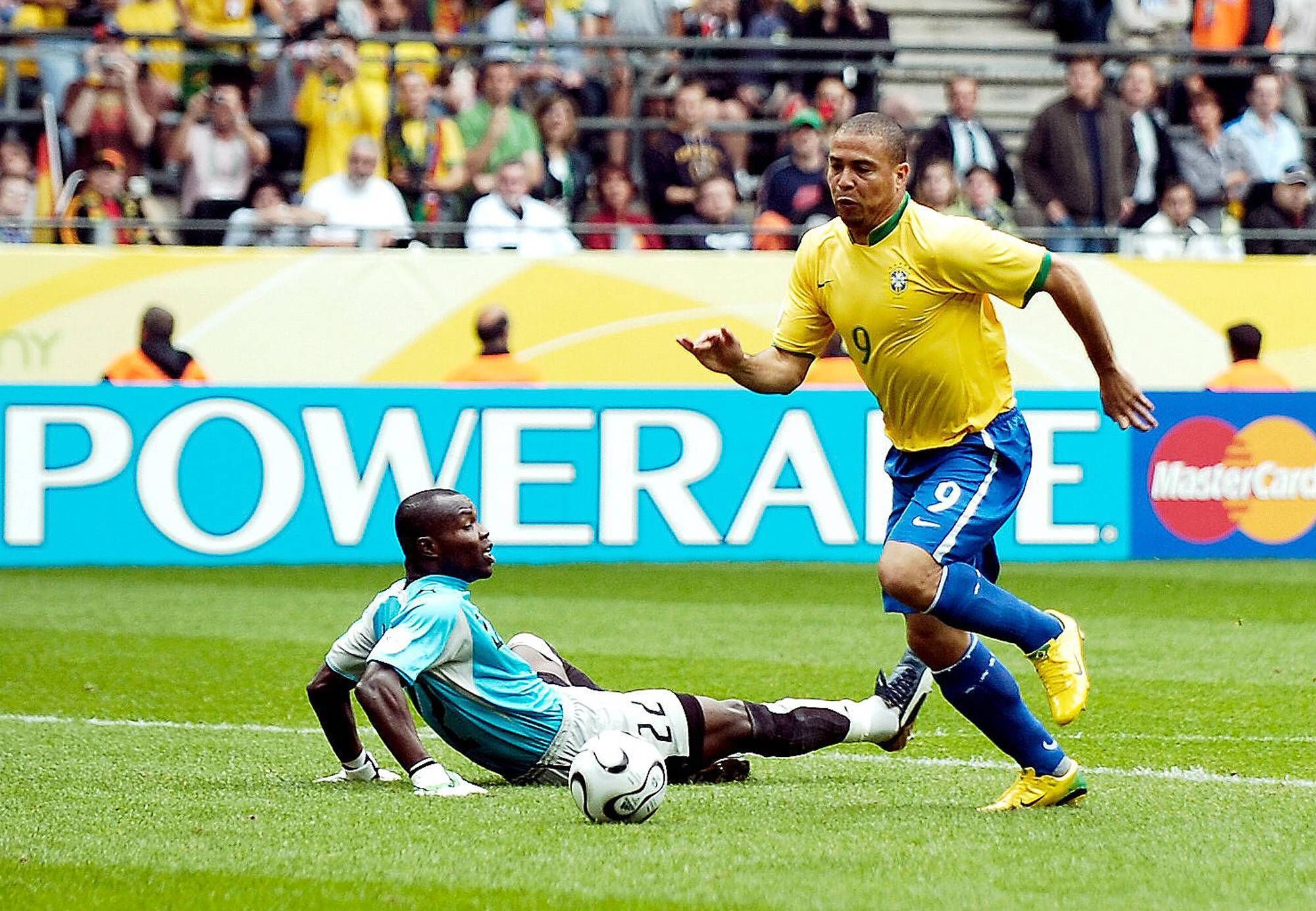 El portero de Ghana, Richard Kingson, no consigue parar a Ronaldo, delantero de Brasil