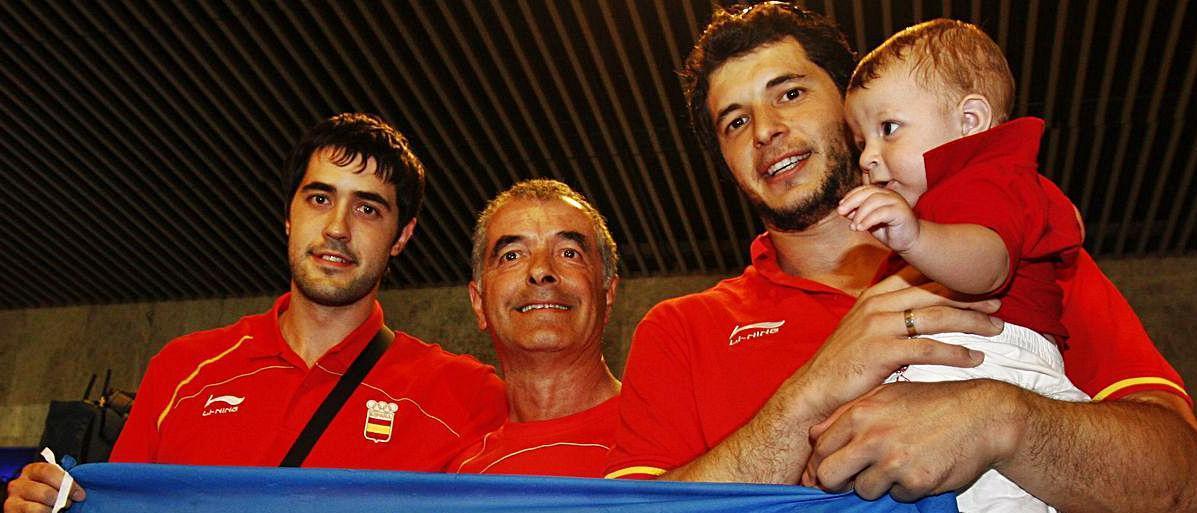 José Manuel Entrerríos, entre Raúl y Alberto, éste con su hijo Adrián en brazos, en agosto de 2008, en el aeropuerto de Madrid al regreso de los Juegos Olímpicos de Pekín. | LNE