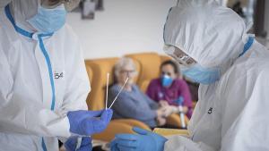 Personal sanitario del Institut Català de Salut (ICS) realiza tests PCR en la Residencia Eixample de El Prat de Llobregat, el 20 de abril.