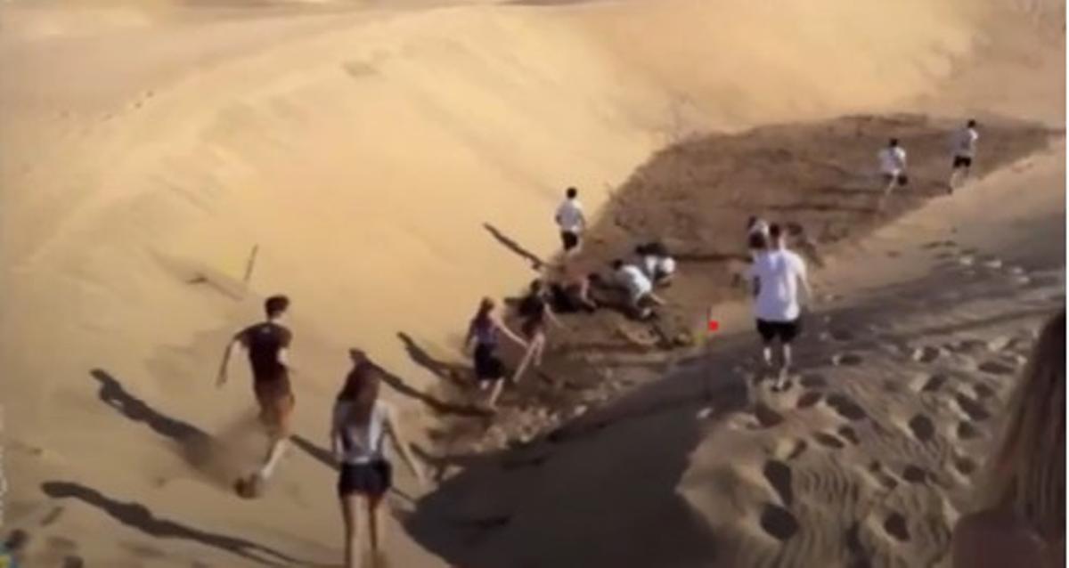 Imagen tomada del vídeo en el que se ve a personas buscando el supuesto tesoro en las Dunas de Maspalomas.