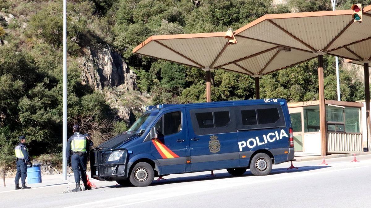 zentauroepp41838825 el punt de control que la policia espanyola ha establert al 180129122119