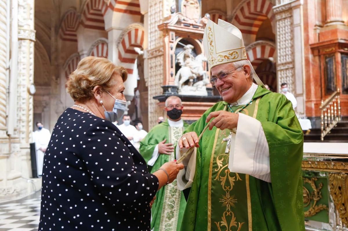 Olga Caballero y la junta directiva de la Agrupación de Cofradías toman posesión en la Catedral