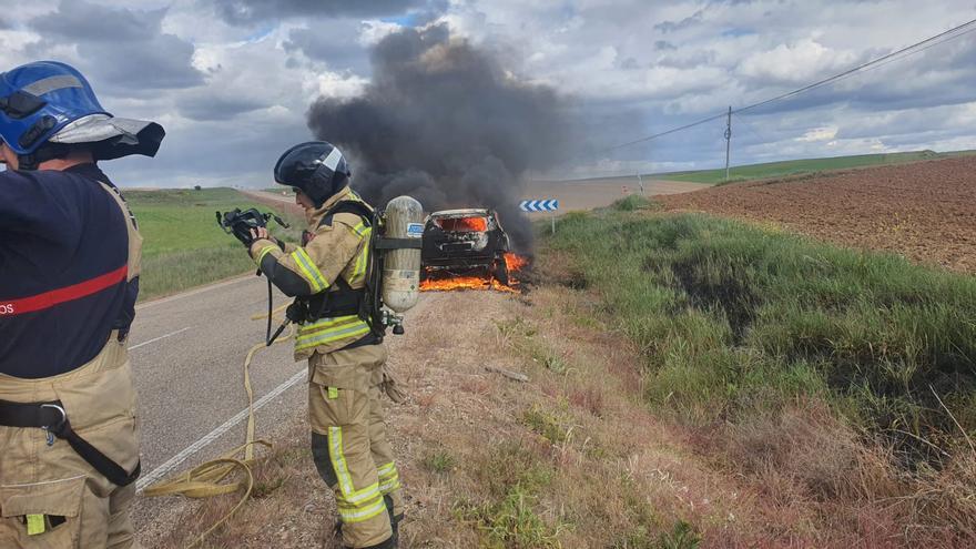 Nuevo incendio de un vehículo en una carretera de Zamora