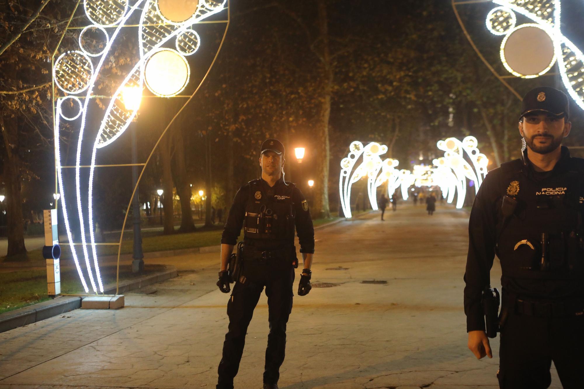 Antonio González y Brais Noya, los guardianes de la primera noche del año en Oviedo