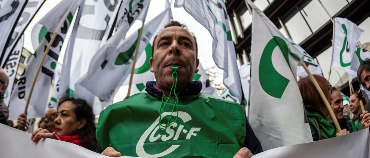 Un manifestante en una imagen de archivo durante una protesta convocada por el sindicato Csif, en Madrid.