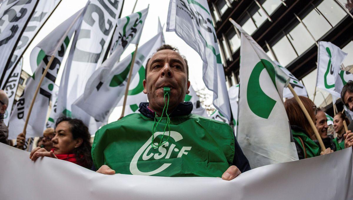Un manifestante en una imagen de archivo durante una protesta convocada por el sindicato Csif, en Madrid.