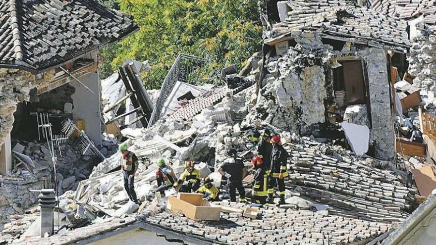 Personal de emergencias trabajando en Pescara del Tronto. En el círculo, la fallecida Ana Huete.