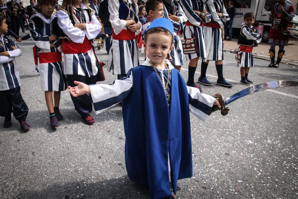 Los niños se convierten en los protagonistas del segundo día de las Fiestas de Moros y Cristianos con el Desfile Infantil.