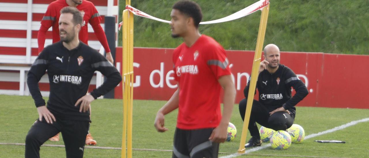 Entrenamiento del Sporting en Mareo, con Miguel Ángel Ramírez al fondo sentado sobre unos balones