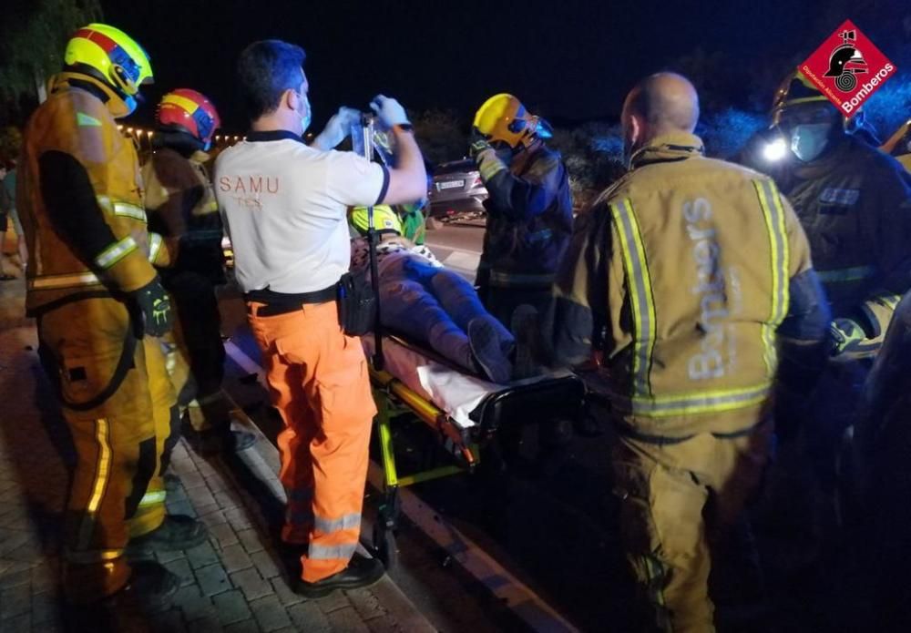 Dos mujeres y un hombre resultaron heridos en un accidente tras colisionar dos coches en a última hora del viernes en Santa Pola.