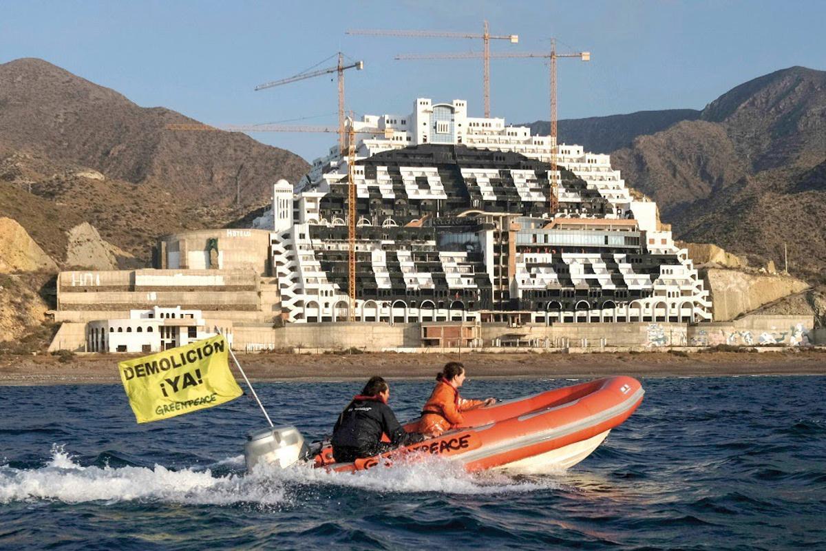 Activistas de Greenpeace navegan frente al hotel de El Algarrobico, en Carboneras.