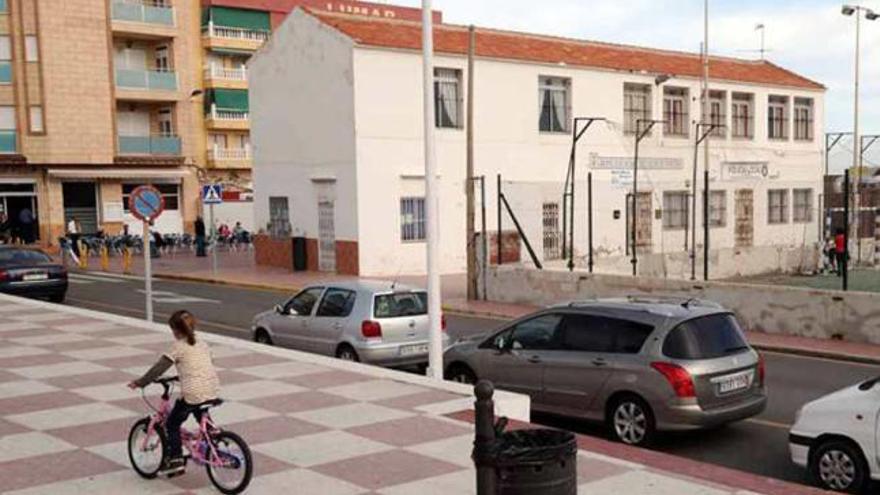 La antigua escuela será derribada para ampliar la plaza.