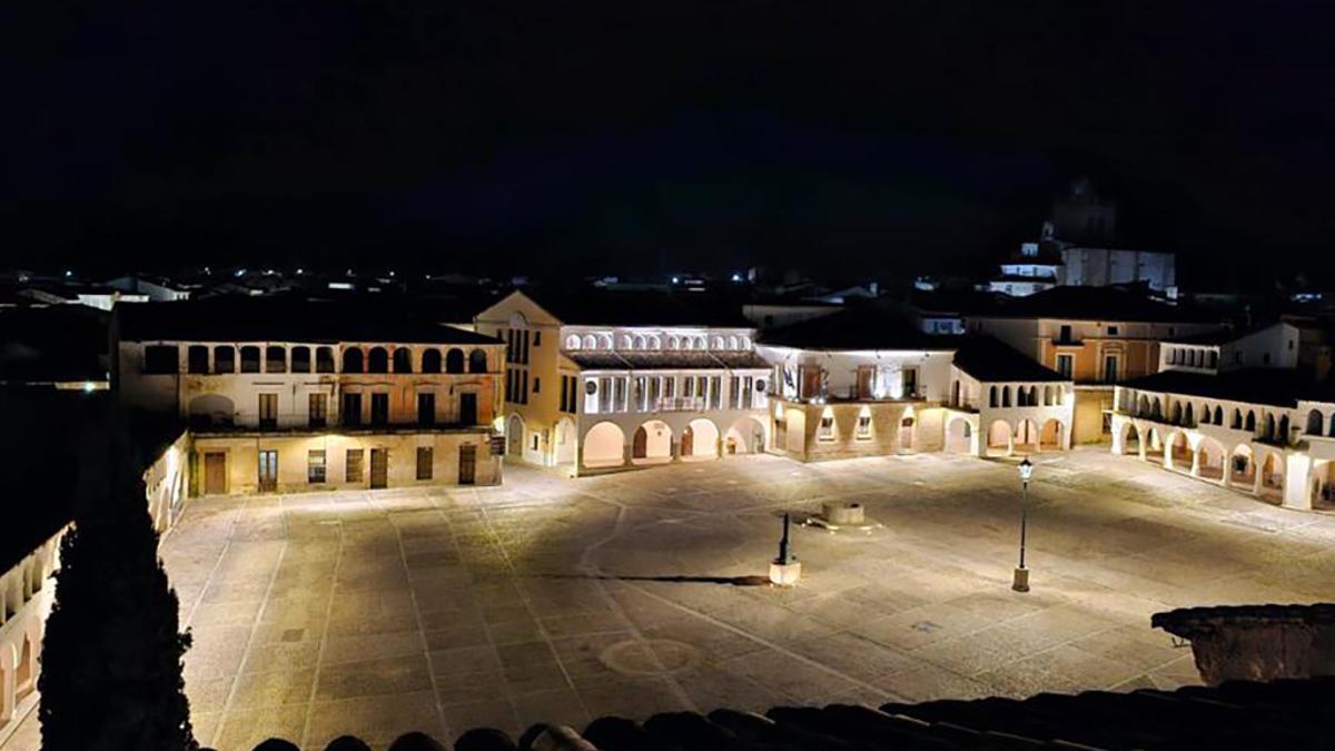 Nueva iluminación en la Plaza Porticada de Garrovillas de Alconétar.