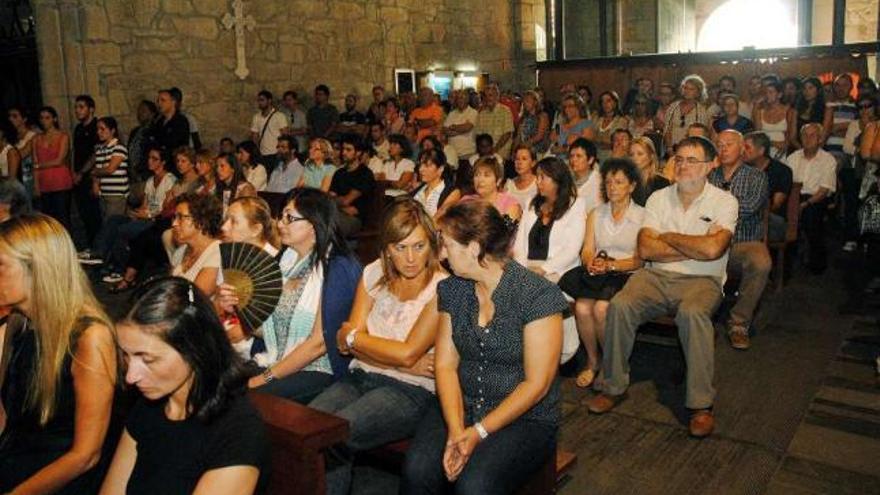 Familiares y amigos de Abel Alonso recordaron ayer al alpinista en la iglesia de San Francisco. // R.V.