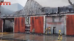 Parlen veïns desconfinats després de l’incendi de Sant Boi: «Em feia mal el cap pel fum»