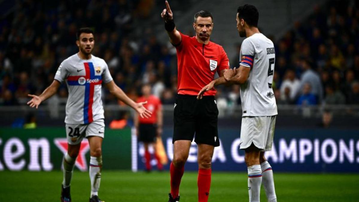 Slavko Vincic en el encuentro entre el Inter de Milan y el FC Barcelona de UEFA Champions League, con Sergio Busquets a su lado.