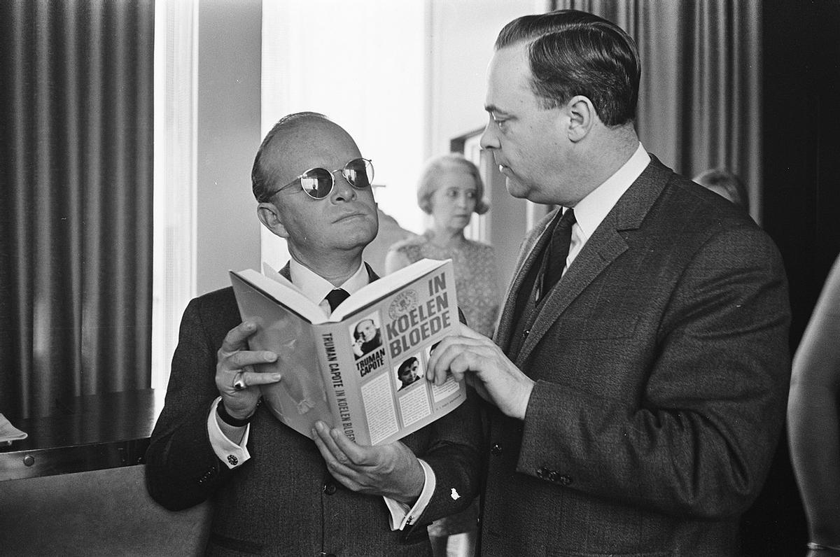 Truman Capote, con una copia en neerlandés de 'A sangre fría'