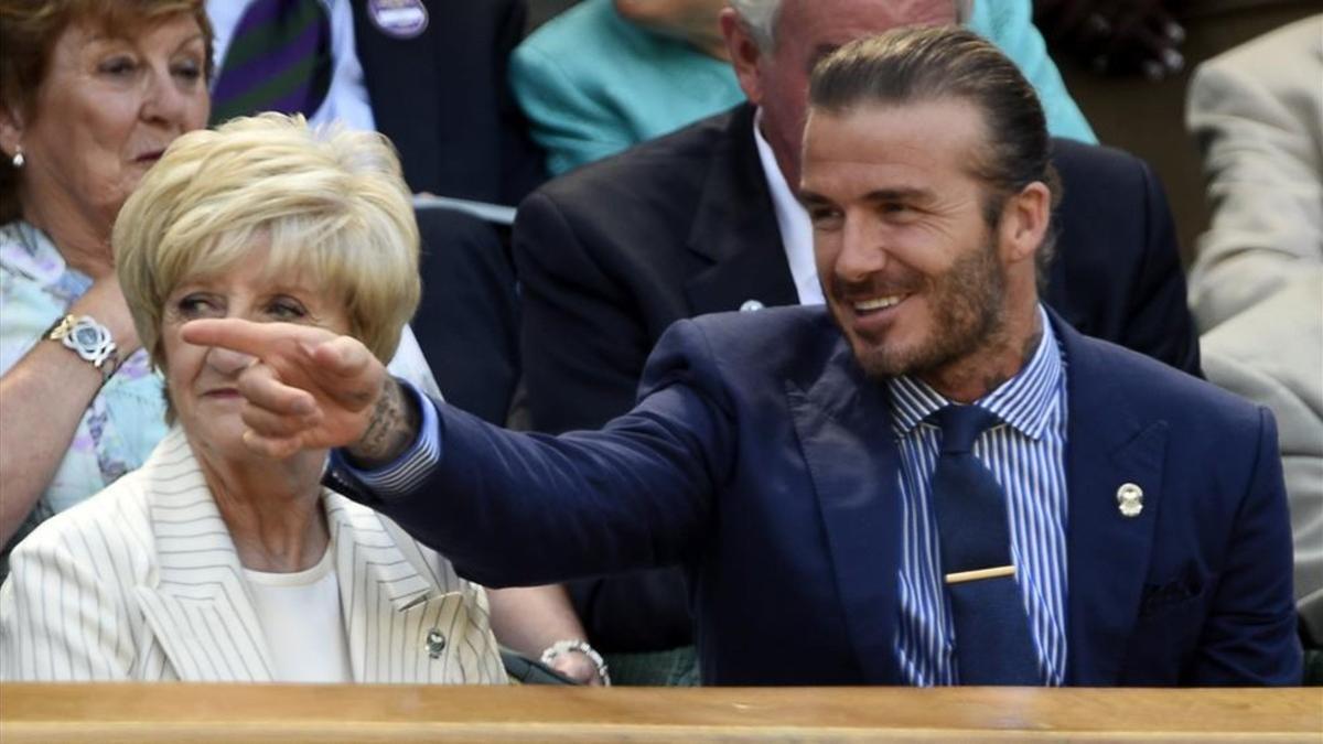 David Beckham y su madre Sandra, en partido de tenis en Wimbledon