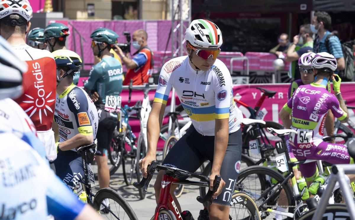 Palmi (Italy), 12/05/2022.- Ukrainian rider Andrii Ponomar of Drone Hopper-Androni Giocattoli during teams presentation at the start of the 6th stage of the 105th Giro d’Italia cycing tour, over 192km from Palmi to Scalea, Italy, 12 May 2022. (Ciclismo, Italia) EFE/EPA/MAURIZIO BRAMBATTI