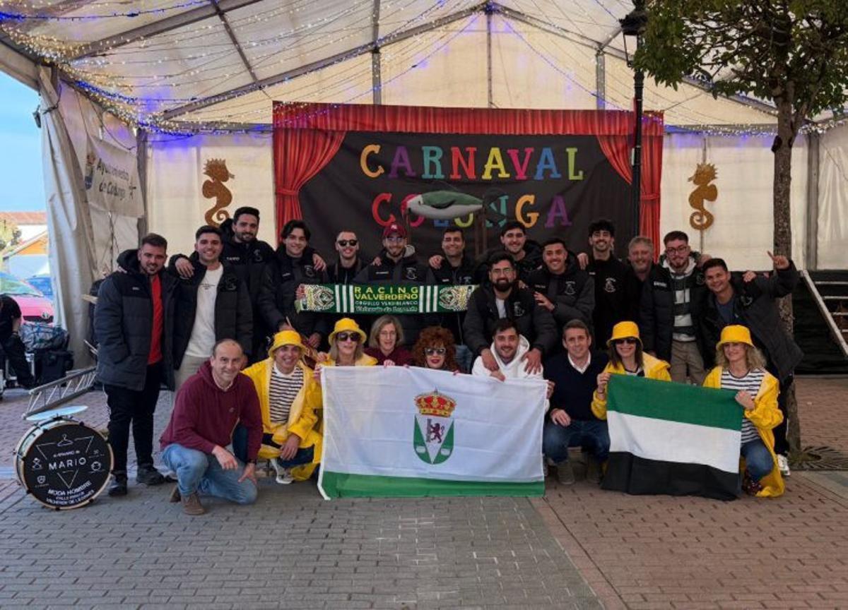 Integrantes de la comisión del Carnaval de Colunga y de una murga extremeña que participa en él. | LNE