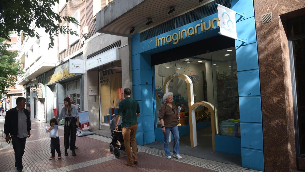 Entrada a la tienda Imaginarium, situada en León XIII.