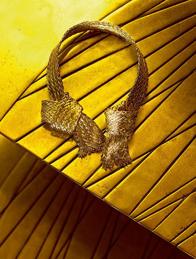 Collar asimétrico con efecto trenzado